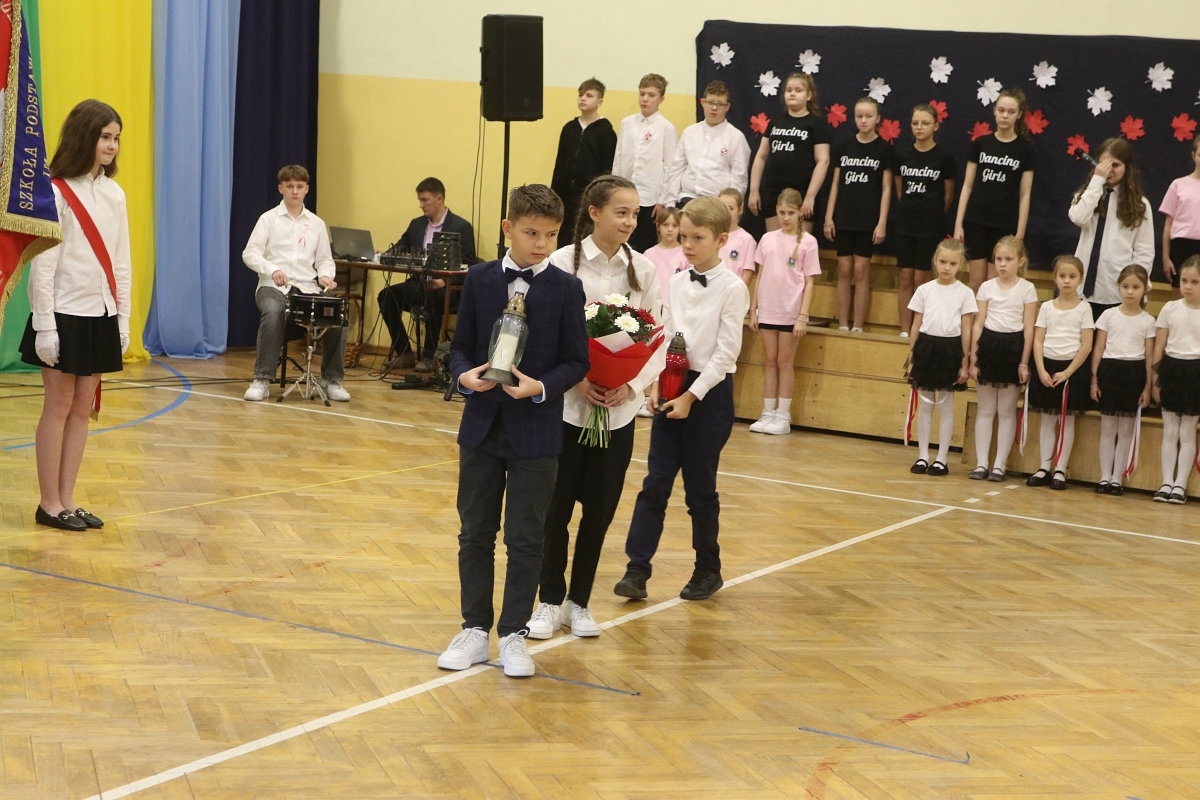 Święto patrona szkoły w SP 6 w Ostrołęce [15.11.2024] - zdjęcie #75 - eOstroleka.pl