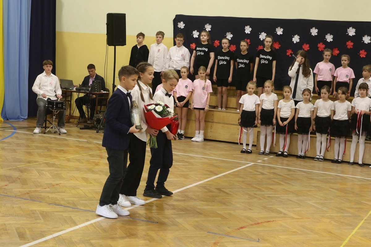 Święto patrona szkoły w SP 6 w Ostrołęce [15.11.2024] - zdjęcie #74 - eOstroleka.pl