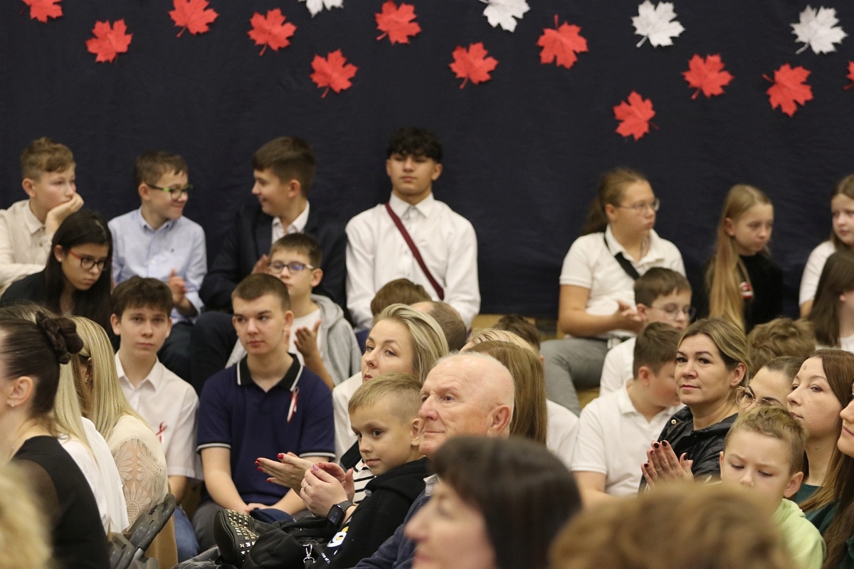 Święto patrona szkoły w SP 6 w Ostrołęce [15.11.2024] - zdjęcie #63 - eOstroleka.pl