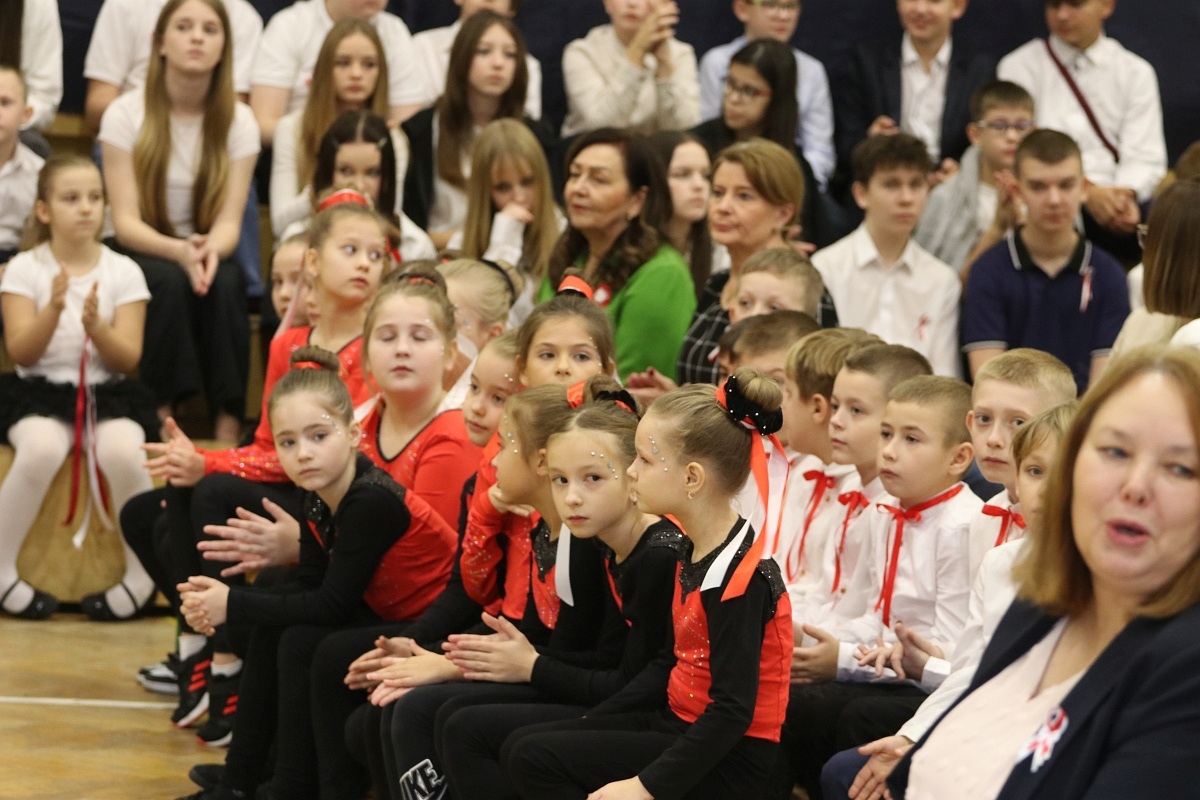Święto patrona szkoły w SP 6 w Ostrołęce [15.11.2024] - zdjęcie #43 - eOstroleka.pl