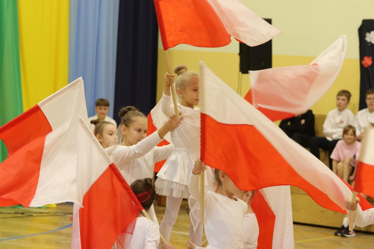 Święto patrona szkoły w SP 6 w Ostrołęce [15.11.2024] - zdjęcie #36 - eOstroleka.pl