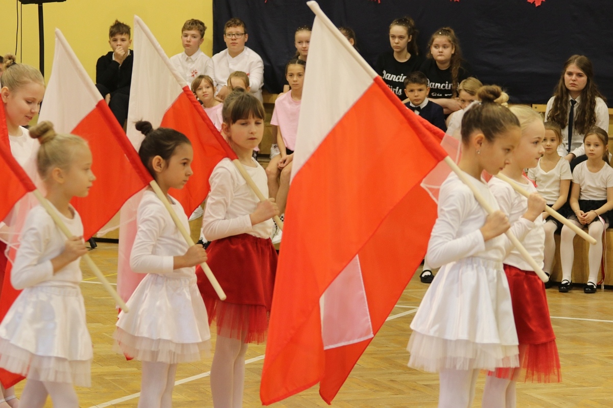 Święto patrona szkoły w SP 6 w Ostrołęce [15.11.2024] - zdjęcie #24 - eOstroleka.pl