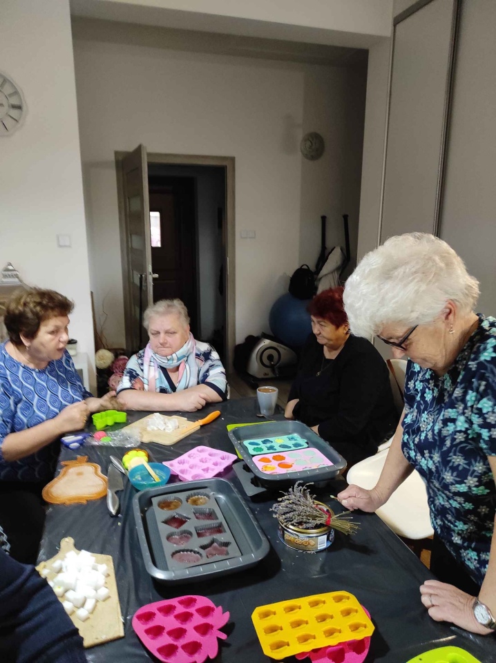 Warsztaty mydlarskie na Ogólnopolskim Dniu Seniora [15.11.2024] - zdjęcie #12 - eOstroleka.pl