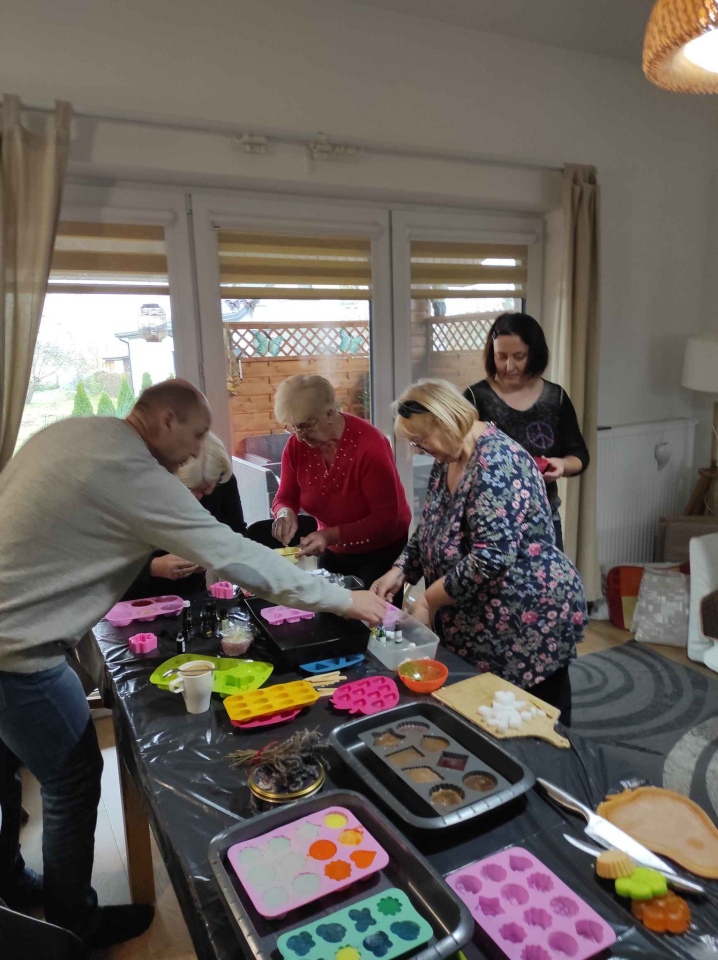 Warsztaty mydlarskie na Ogólnopolskim Dniu Seniora [15.11.2024] - zdjęcie #11 - eOstroleka.pl
