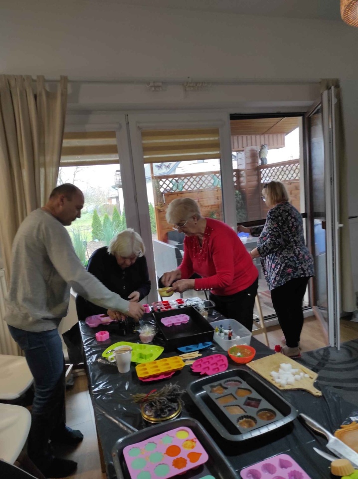 Warsztaty mydlarskie na Ogólnopolskim Dniu Seniora [15.11.2024] - zdjęcie #9 - eOstroleka.pl