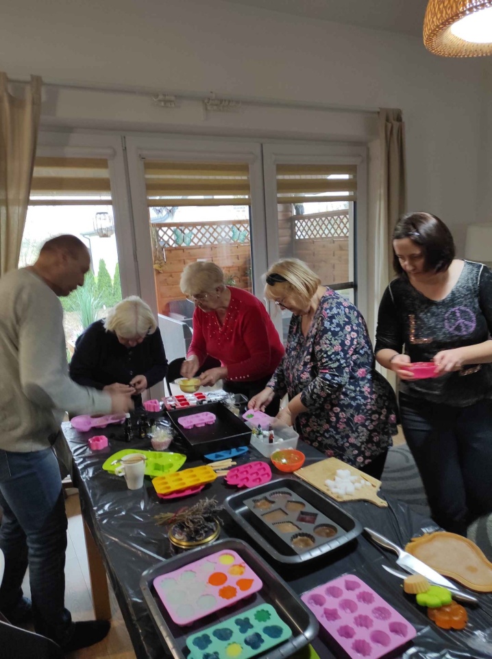 Warsztaty mydlarskie na Ogólnopolskim Dniu Seniora [15.11.2024] - zdjęcie #8 - eOstroleka.pl