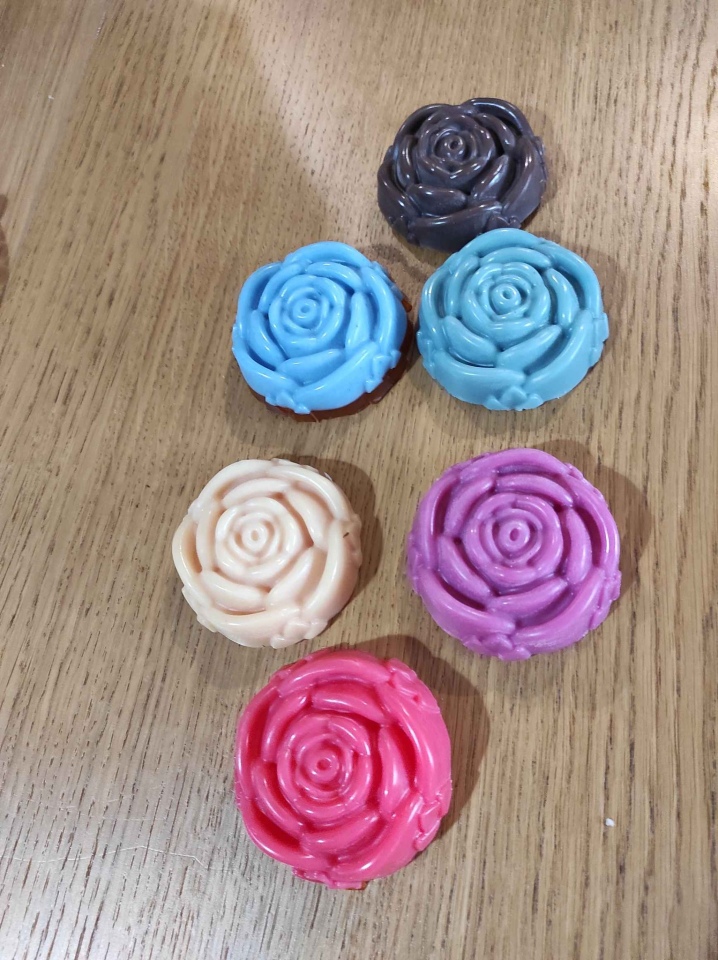 Warsztaty mydlarskie na Ogólnopolskim Dniu Seniora [15.11.2024] - zdjęcie #7 - eOstroleka.pl