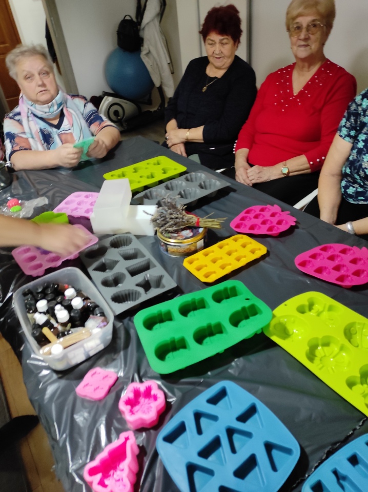 Warsztaty mydlarskie na Ogólnopolskim Dniu Seniora [15.11.2024] - zdjęcie #6 - eOstroleka.pl