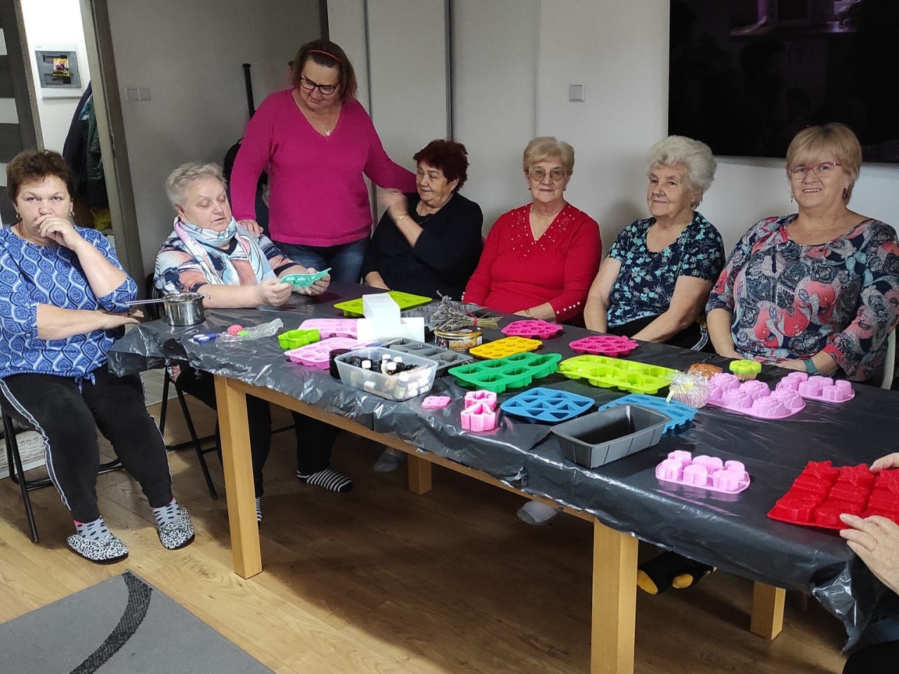 Warsztaty mydlarskie na Ogólnopolskim Dniu Seniora [15.11.2024] - zdjęcie #5 - eOstroleka.pl