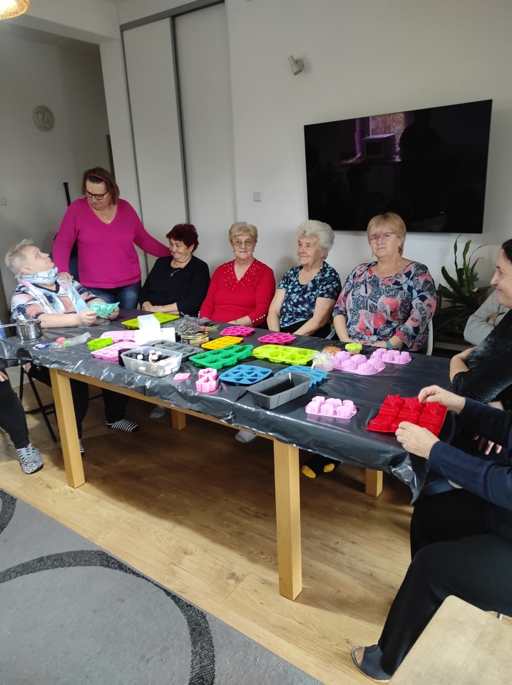 Warsztaty mydlarskie na Ogólnopolskim Dniu Seniora [15.11.2024] - zdjęcie #4 - eOstroleka.pl