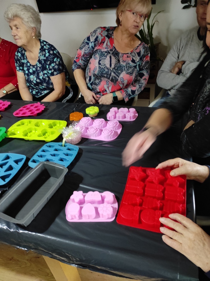 Warsztaty mydlarskie na Ogólnopolskim Dniu Seniora [15.11.2024] - zdjęcie #3 - eOstroleka.pl