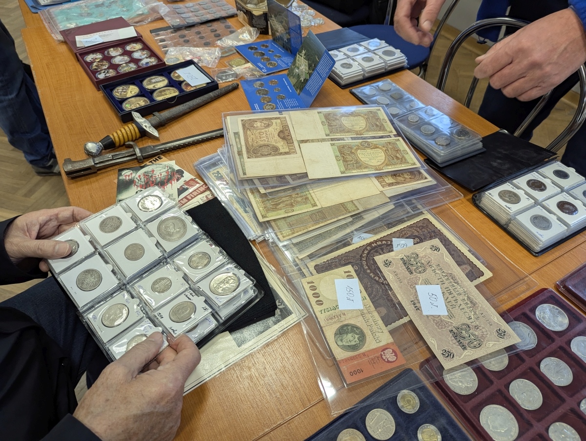 Giełda kolekcjonerska w Klubie Lokator [17.11.2024] - zdjęcie #23 - eOstroleka.pl