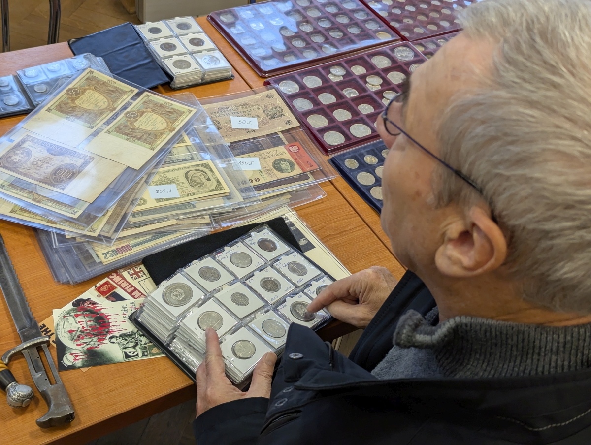 Giełda kolekcjonerska w Klubie Lokator [17.11.2024] - zdjęcie #19 - eOstroleka.pl