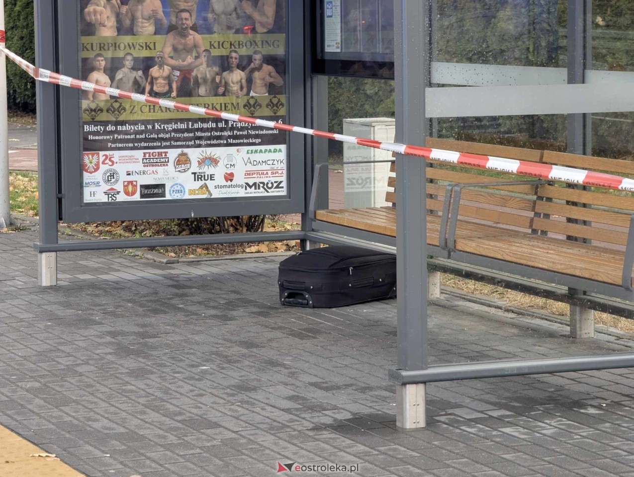 Podejrzana walizka na przystanku w Ostrołęce [18.11.2024] - zdjęcie #5 - eOstroleka.pl