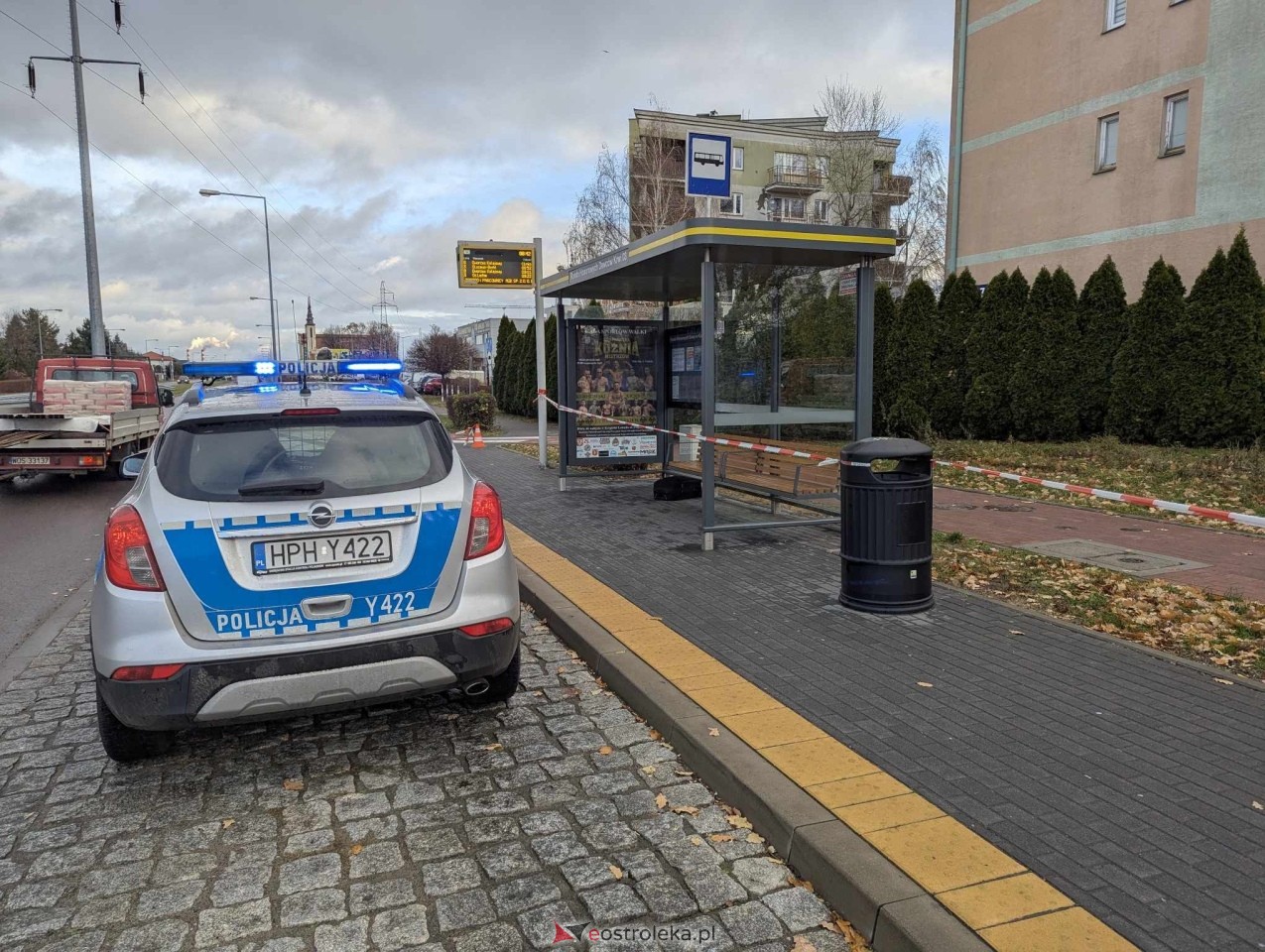 Podejrzana walizka na przystanku w Ostrołęce [18.11.2024] - zdjęcie #3 - eOstroleka.pl