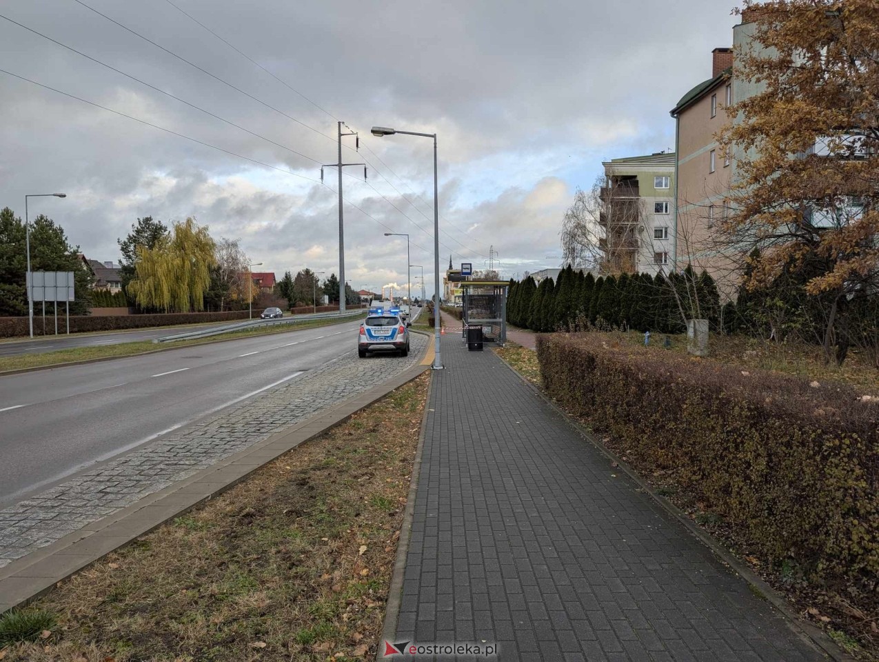 Podejrzana walizka na przystanku w Ostrołęce [18.11.2024] - zdjęcie #2 - eOstroleka.pl