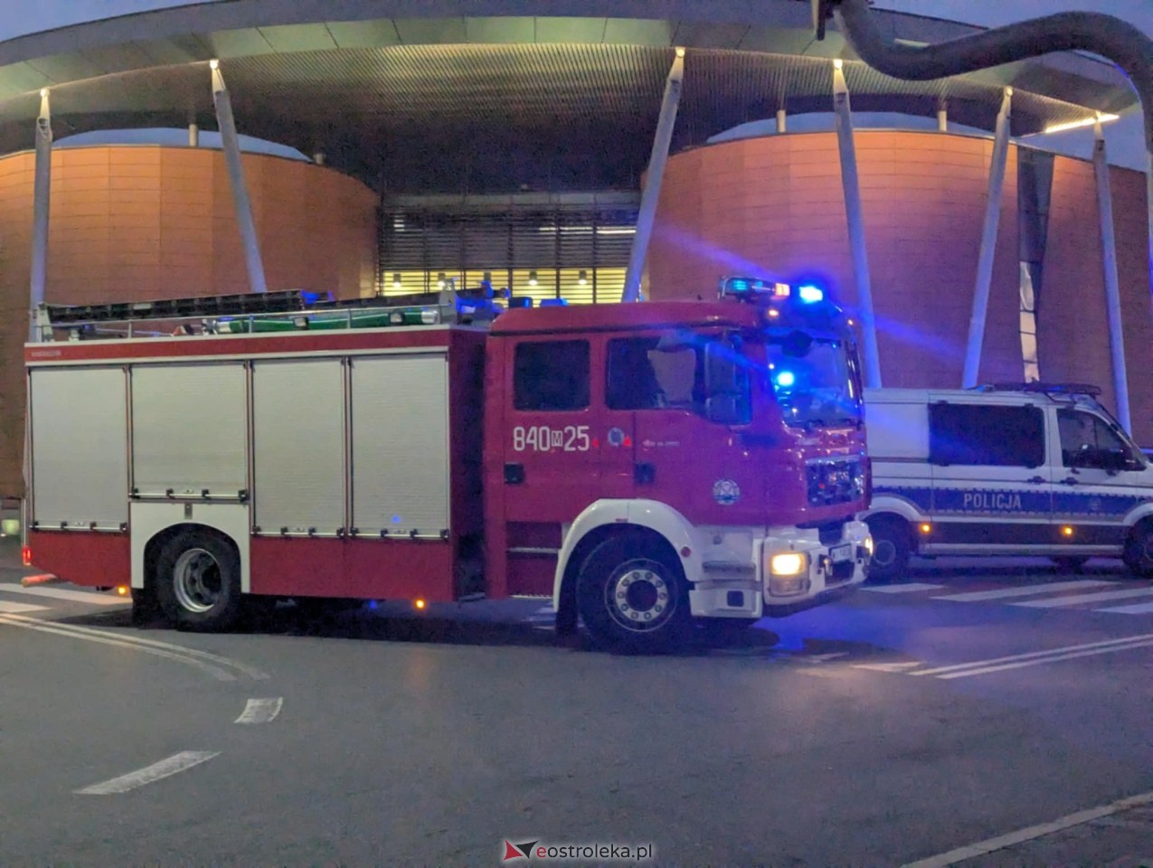Podejrzane pakunki w centrum Ostrołęki [18.11.2024] - zdjęcie #8 - eOstroleka.pl