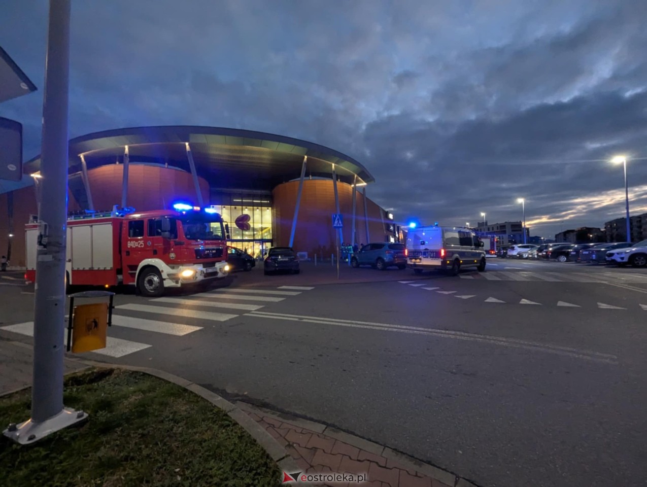 Podejrzane pakunki w centrum Ostrołęki [18.11.2024] - zdjęcie #2 - eOstroleka.pl