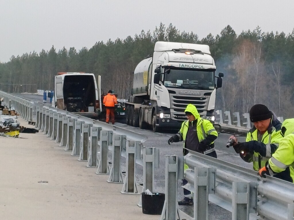 Budowa mostu przez Narew w Teodorowie - stan na listopad 2024 [15.11.2024] - zdjęcie #6 - eOstroleka.pl
