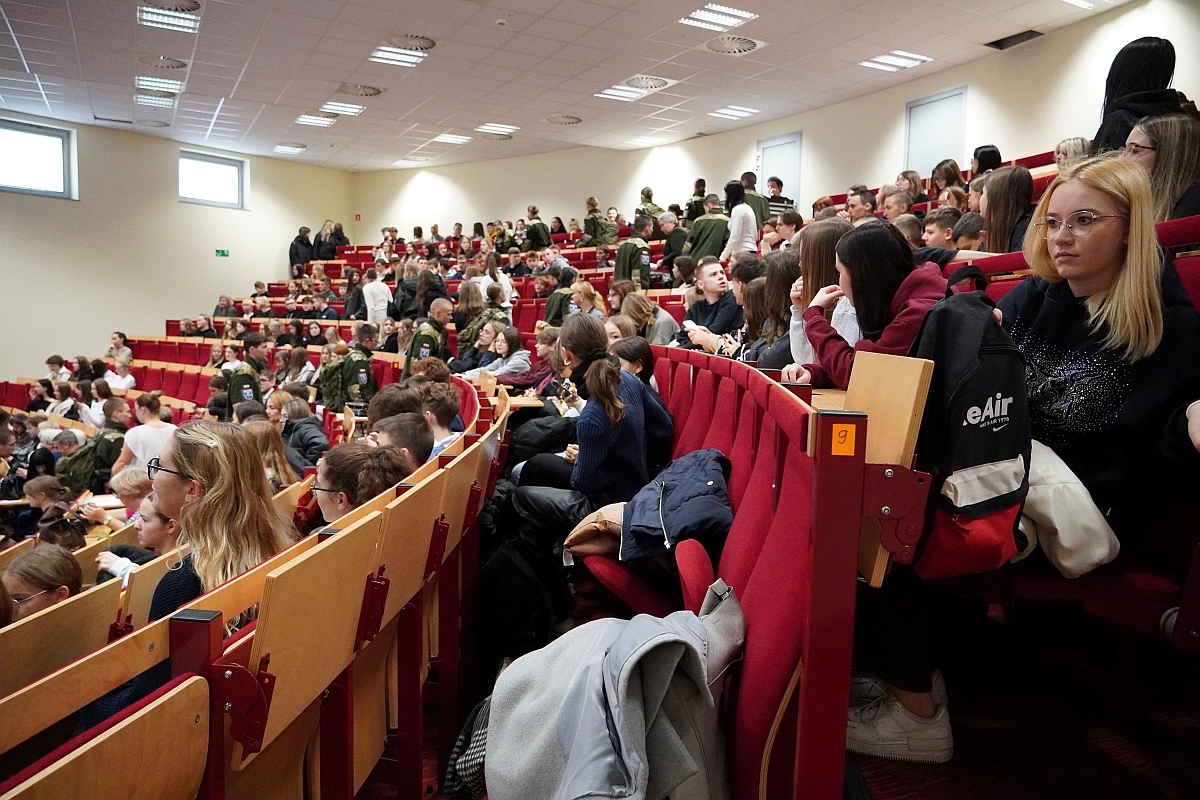 Narwiańskie Zaduszki Literackie w Wyższej Szkole Administracji Publicznej w Ostrołęce [19.11.2024] - zdjęcie #61 - eOstroleka.pl