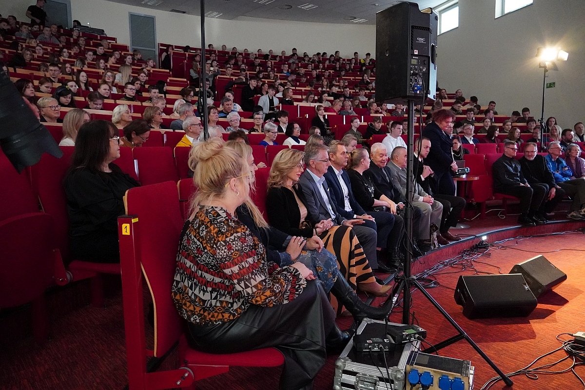 Narwiańskie Zaduszki Literackie w Wyższej Szkole Administracji Publicznej w Ostrołęce [19.11.2024] - zdjęcie #53 - eOstroleka.pl