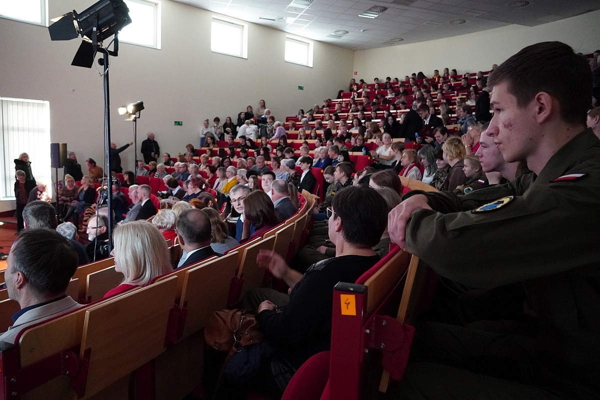 Narwiańskie Zaduszki Literackie w Wyższej Szkole Administracji Publicznej w Ostrołęce [19.11.2024] - zdjęcie #50 - eOstroleka.pl