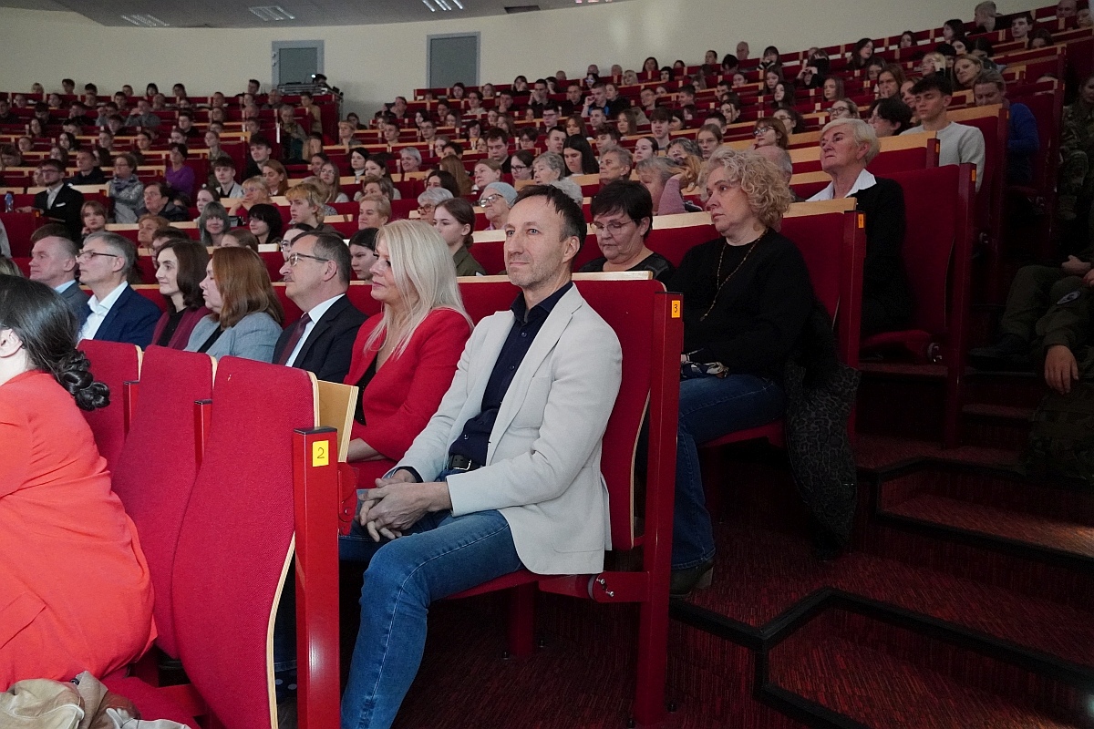 Narwiańskie Zaduszki Literackie w Wyższej Szkole Administracji Publicznej w Ostrołęce [19.11.2024] - zdjęcie #46 - eOstroleka.pl