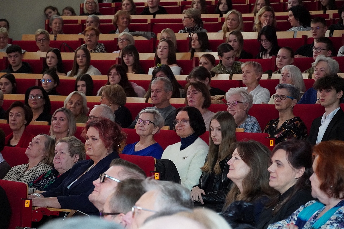 Narwiańskie Zaduszki Literackie w Wyższej Szkole Administracji Publicznej w Ostrołęce [19.11.2024] - zdjęcie #44 - eOstroleka.pl