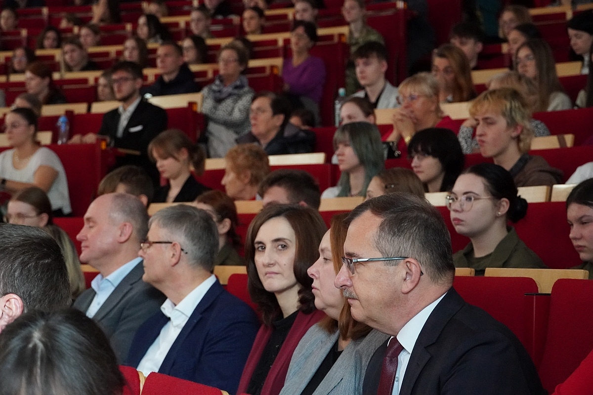Narwiańskie Zaduszki Literackie w Wyższej Szkole Administracji Publicznej w Ostrołęce [19.11.2024] - zdjęcie #43 - eOstroleka.pl