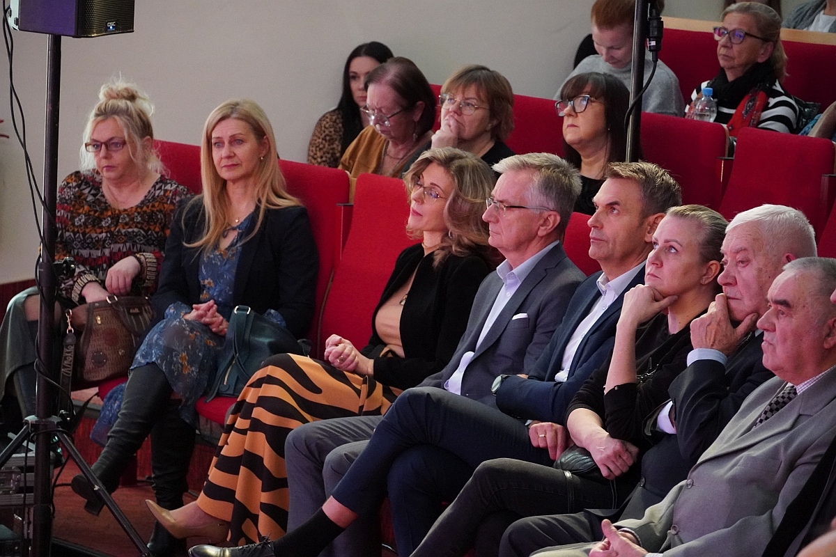 Narwiańskie Zaduszki Literackie w Wyższej Szkole Administracji Publicznej w Ostrołęce [19.11.2024] - zdjęcie #20 - eOstroleka.pl
