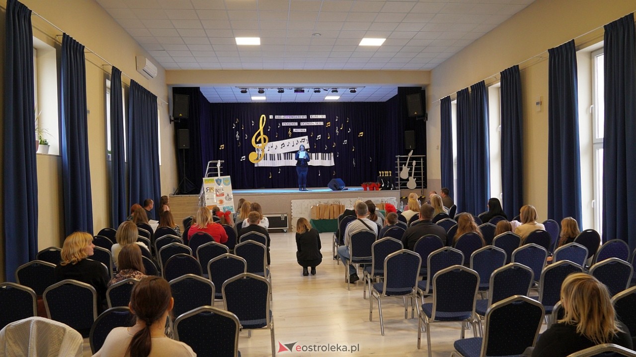 x Międzypowiatowy Konkurs piosenki Uczniowskiej Nutka [21.11.2024] - zdjęcie #4 - eOstroleka.pl