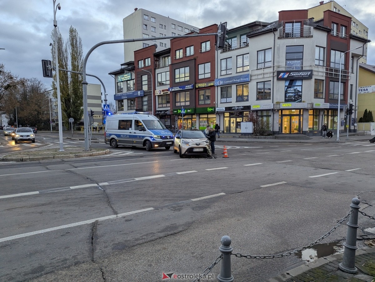 Wypadek na skrzyżowaniu ulic Kopernika z Goworowską [21.11.2024] - zdjęcie #8 - eOstroleka.pl