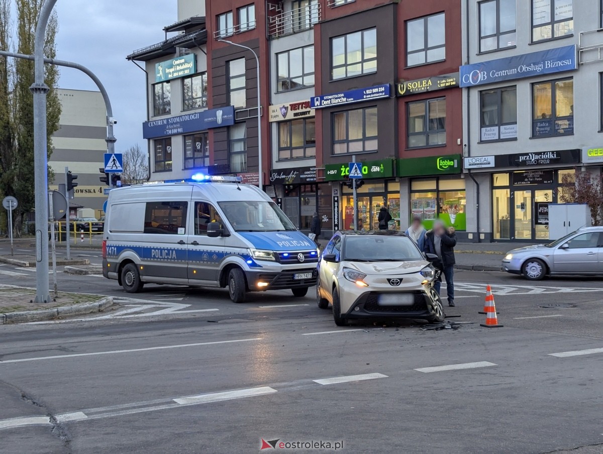 Wypadek na skrzyżowaniu ulic Kopernika z Goworowską [21.11.2024] - zdjęcie #7 - eOstroleka.pl
