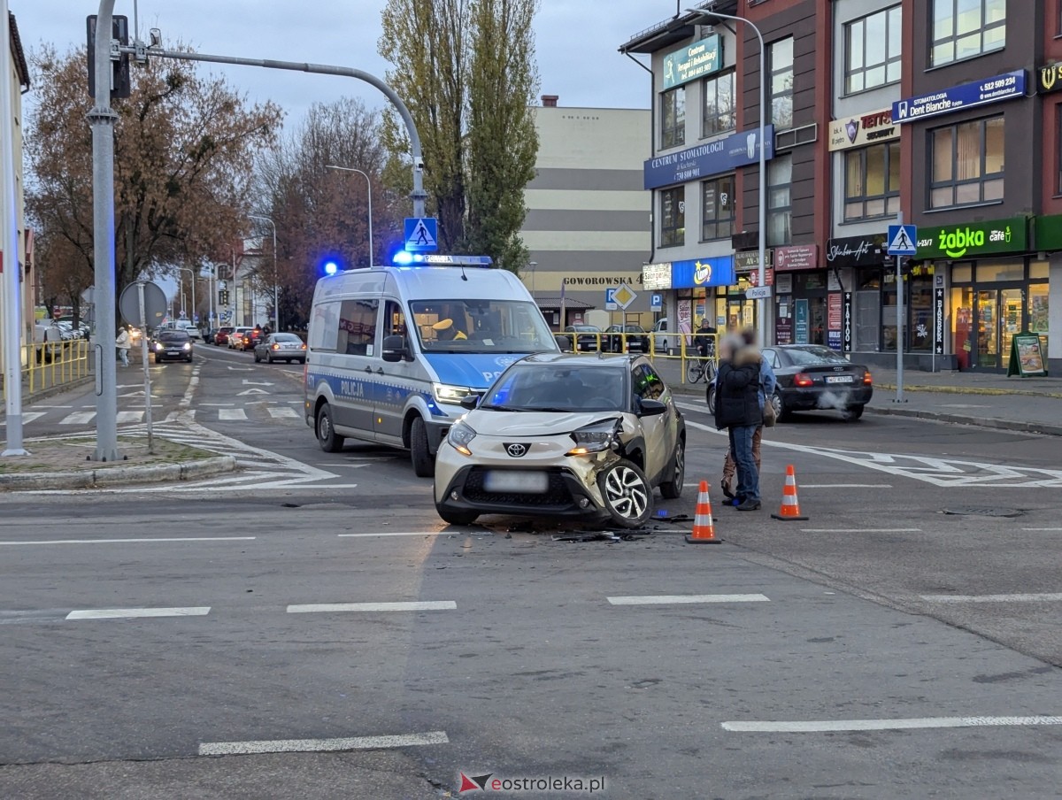Wypadek na skrzyżowaniu ulic Kopernika z Goworowską [21.11.2024] - zdjęcie #6 - eOstroleka.pl