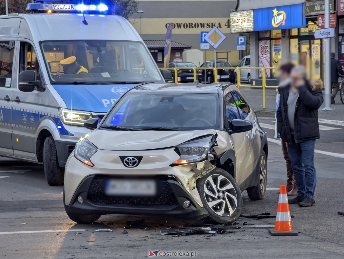 Wypadek na skrzyżowaniu ulic Kopernika z Goworowską [21.11.2024] - zdjęcie #5 - eOstroleka.pl