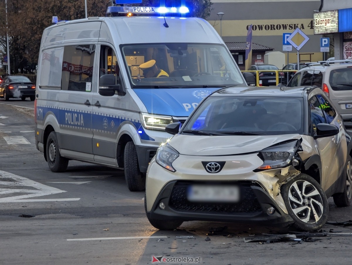 Wypadek na skrzyżowaniu ulic Kopernika z Goworowską [21.11.2024] - zdjęcie #4 - eOstroleka.pl