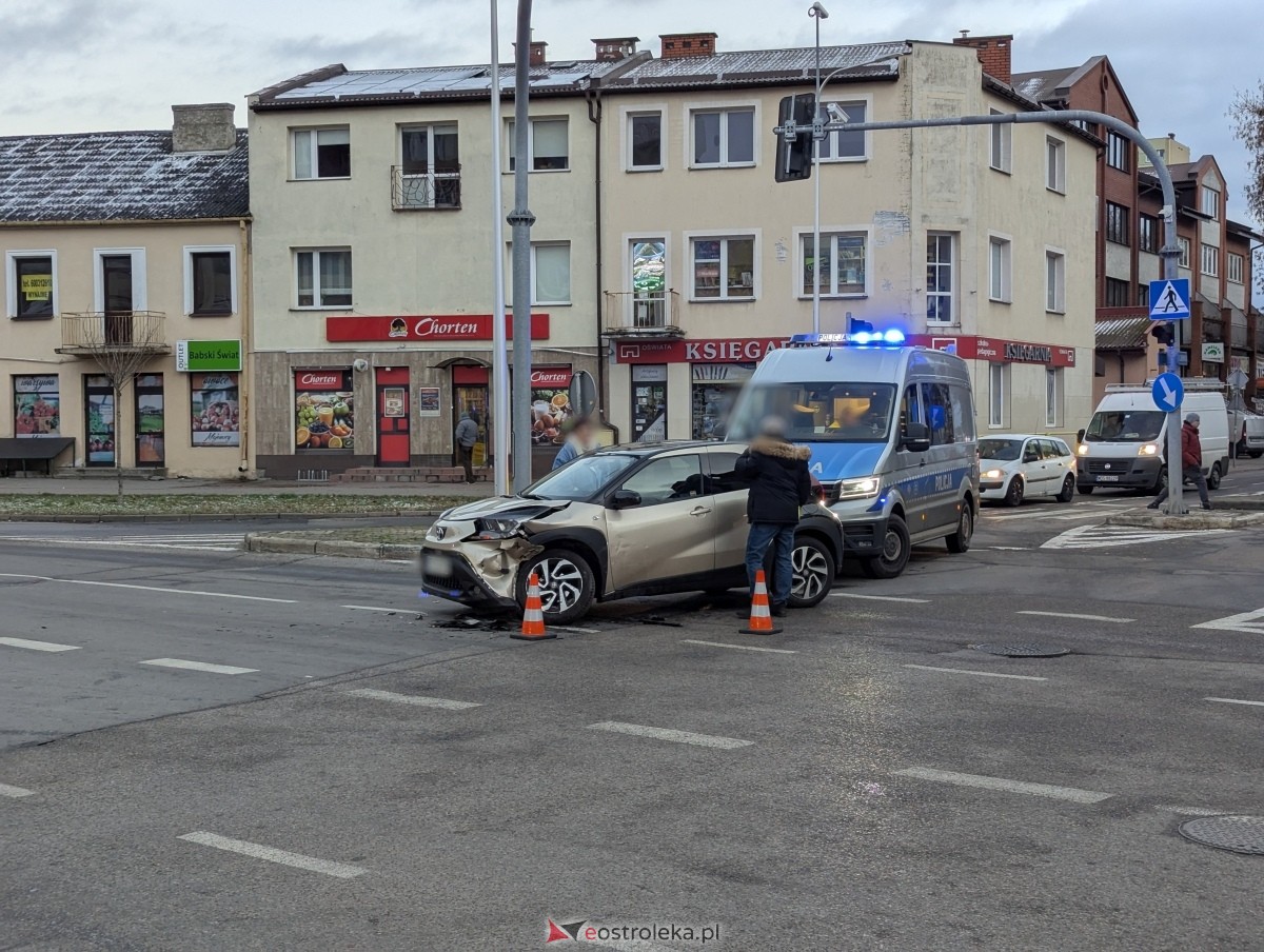 Wypadek na skrzyżowaniu ulic Kopernika z Goworowską [21.11.2024] - zdjęcie #3 - eOstroleka.pl