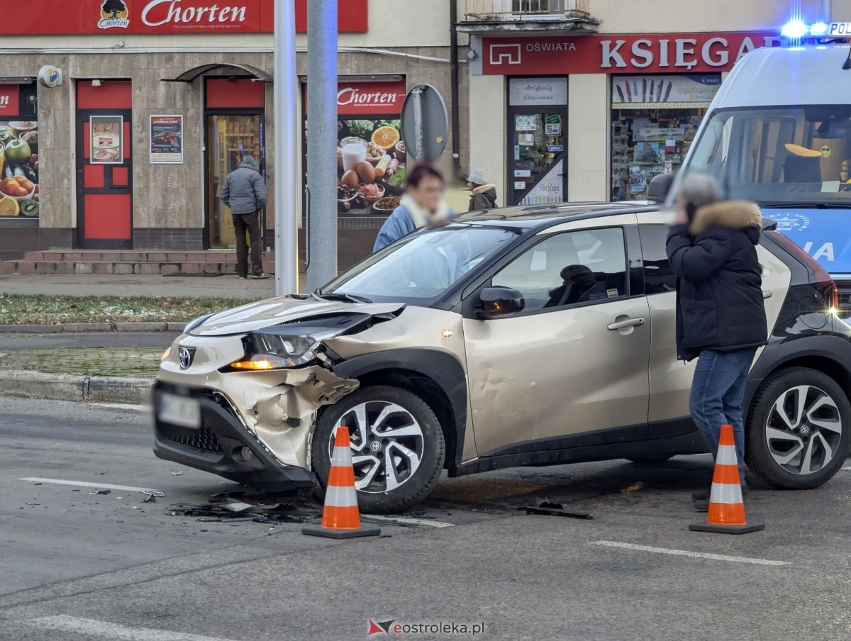 Wypadek na skrzyżowaniu ulic Kopernika z Goworowską [21.11.2024] - zdjęcie #2 - eOstroleka.pl