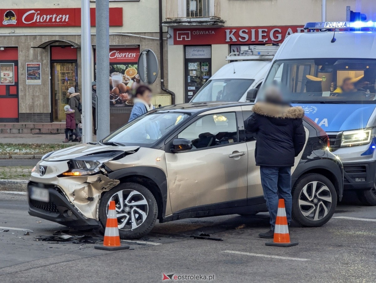 Wypadek na skrzyżowaniu ulic Kopernika z Goworowską [21.11.2024] - zdjęcie #1 - eOstroleka.pl