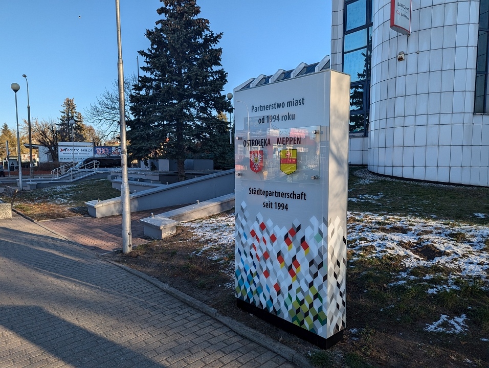 uroczyste odsłonięcie tablicy pamiątkowej w Ostrołęce [23.11.2024] - zdjęcie #2 - eOstroleka.pl