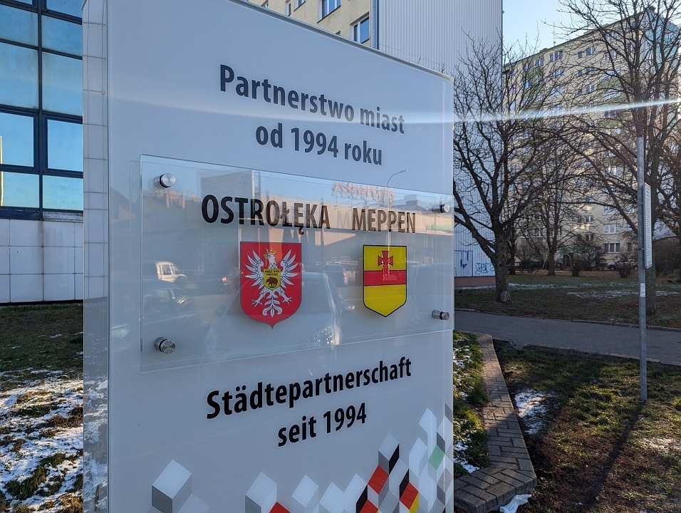 uroczyste odsłonięcie tablicy pamiątkowej w Ostrołęce [23.11.2024] - zdjęcie #1 - eOstroleka.pl