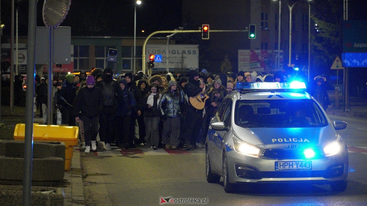 39. Światowe Dni Młodzieży Diecezji Łomżyńskiej - przemarsz ulicami Ostrołęki [23.11.2024] - zdjęcie #41 - eOstroleka.pl