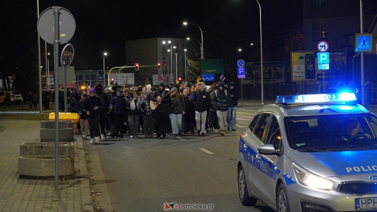 39. Światowe Dni Młodzieży Diecezji Łomżyńskiej - przemarsz ulicami Ostrołęki [23.11.2024] - zdjęcie #40 - eOstroleka.pl