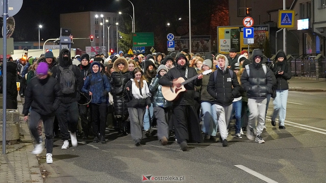 39. Światowe Dni Młodzieży Diecezji Łomżyńskiej - przemarsz ulicami Ostrołęki [23.11.2024] - zdjęcie #39 - eOstroleka.pl