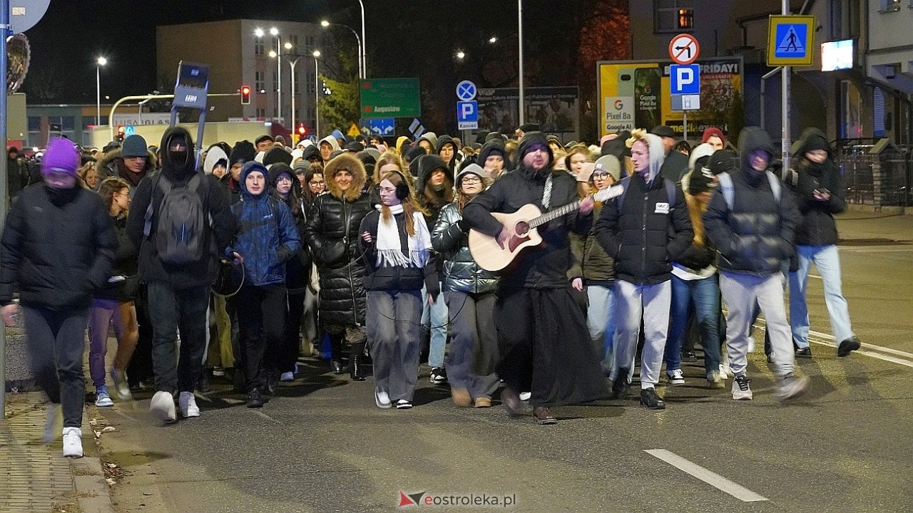 39. Światowe Dni Młodzieży Diecezji Łomżyńskiej - przemarsz ulicami Ostrołęki [23.11.2024] - zdjęcie #38 - eOstroleka.pl