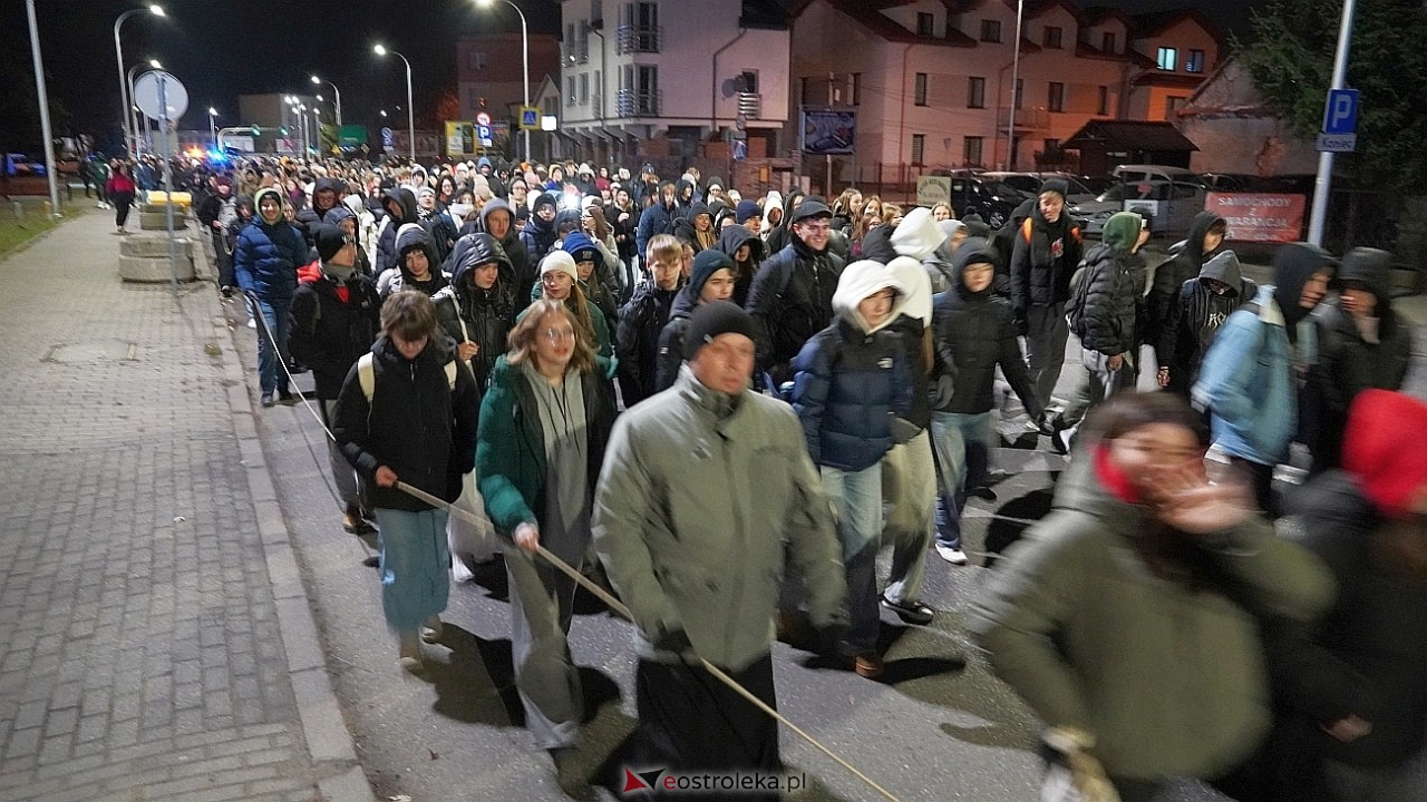 39. Światowe Dni Młodzieży Diecezji Łomżyńskiej - przemarsz ulicami Ostrołęki [23.11.2024] - zdjęcie #35 - eOstroleka.pl