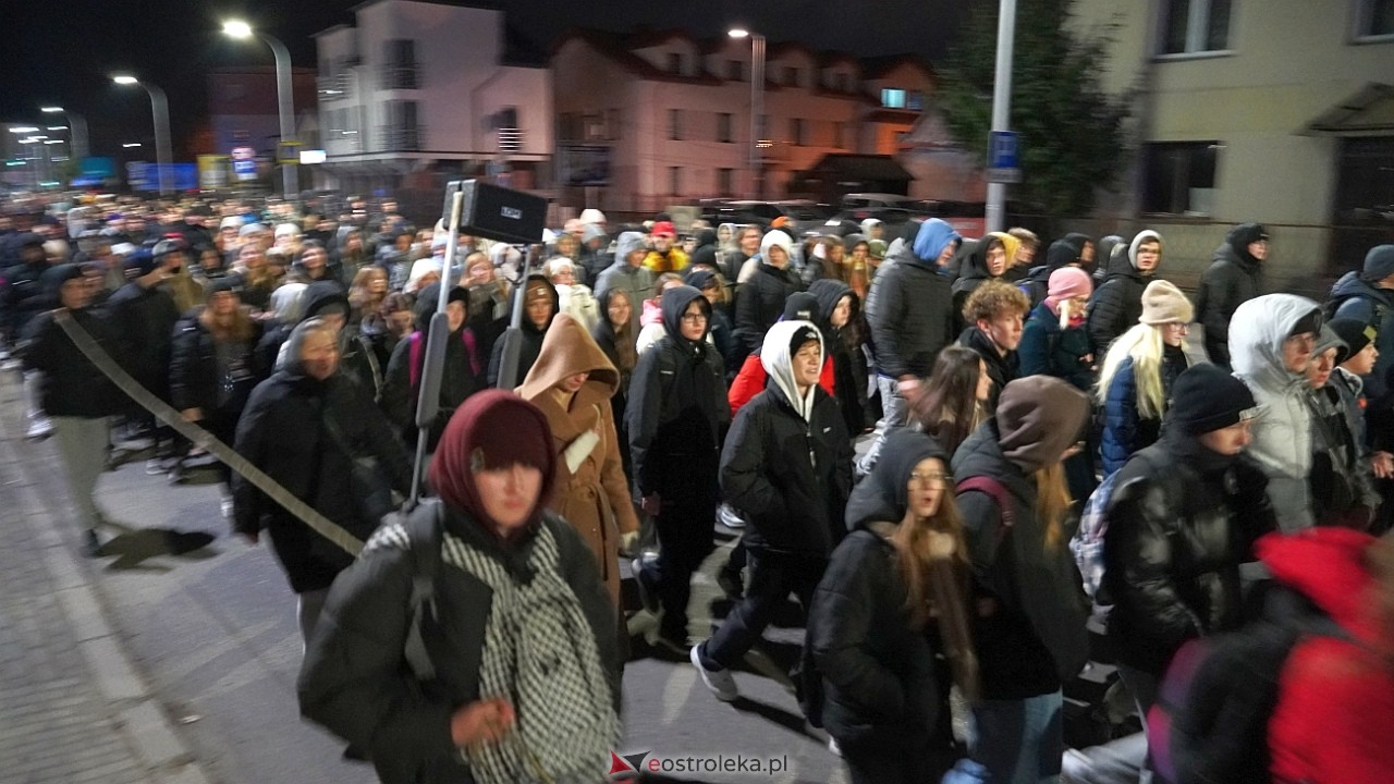 39. Światowe Dni Młodzieży Diecezji Łomżyńskiej - przemarsz ulicami Ostrołęki [23.11.2024] - zdjęcie #34 - eOstroleka.pl