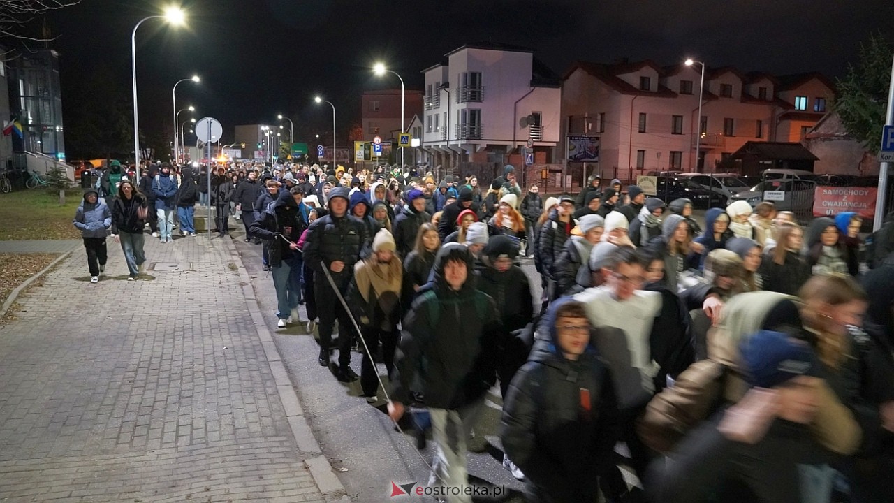 39. Światowe Dni Młodzieży Diecezji Łomżyńskiej - przemarsz ulicami Ostrołęki [23.11.2024] - zdjęcie #33 - eOstroleka.pl