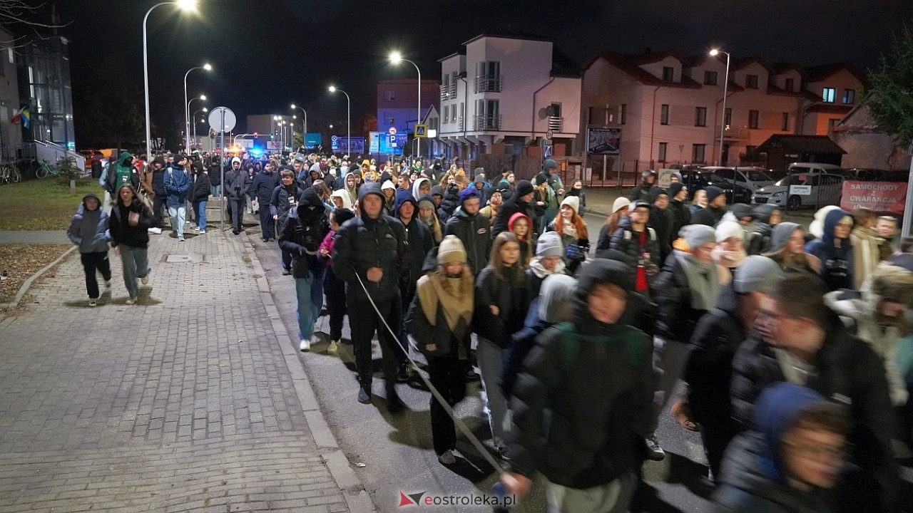 39. Światowe Dni Młodzieży Diecezji Łomżyńskiej - przemarsz ulicami Ostrołęki [23.11.2024] - zdjęcie #32 - eOstroleka.pl