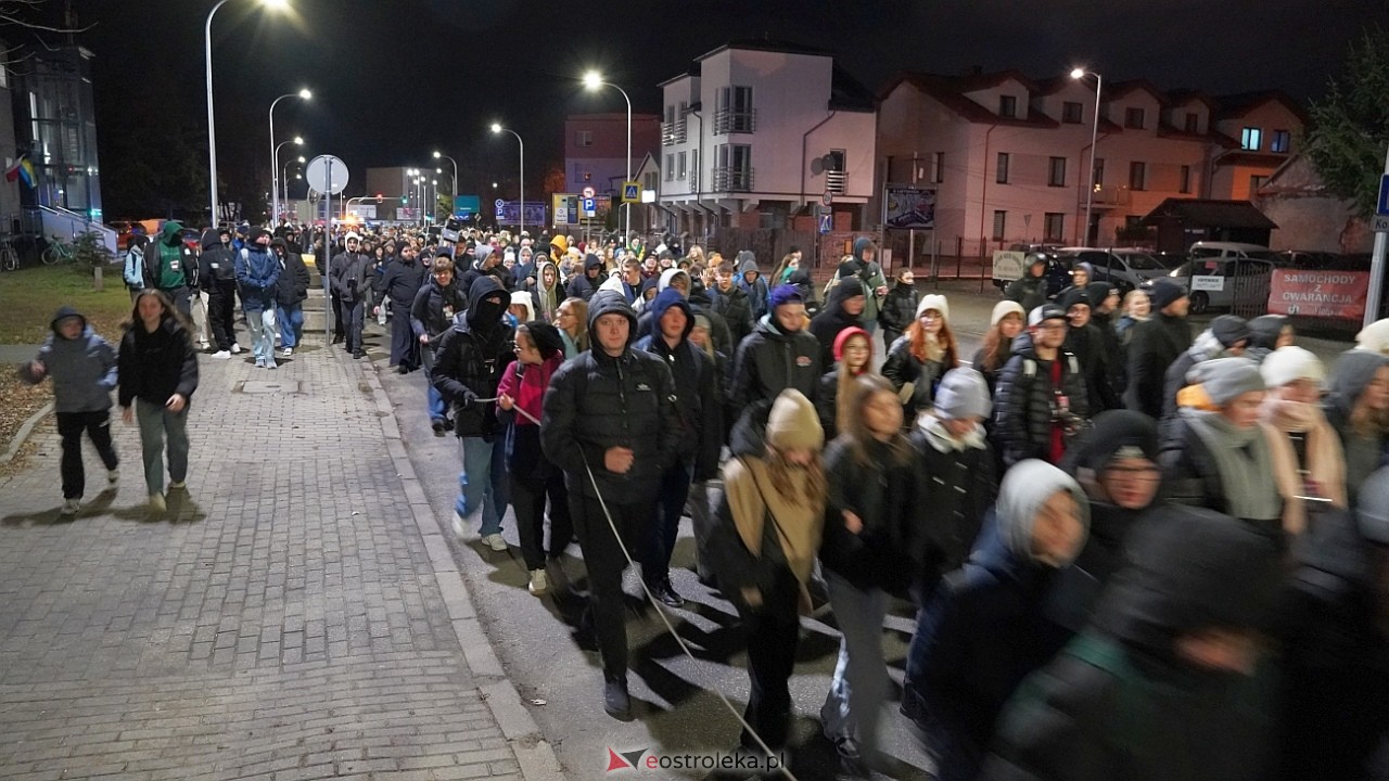 39. Światowe Dni Młodzieży Diecezji Łomżyńskiej - przemarsz ulicami Ostrołęki [23.11.2024] - zdjęcie #31 - eOstroleka.pl